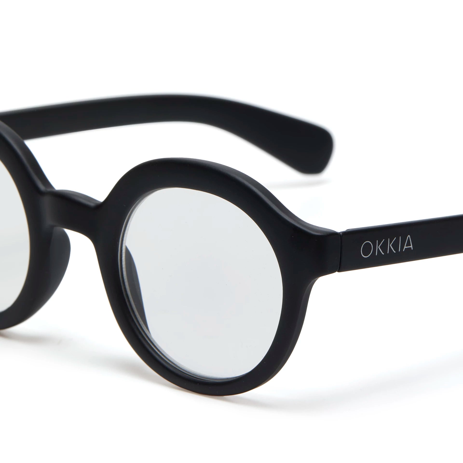 Lauro reading Round - Black