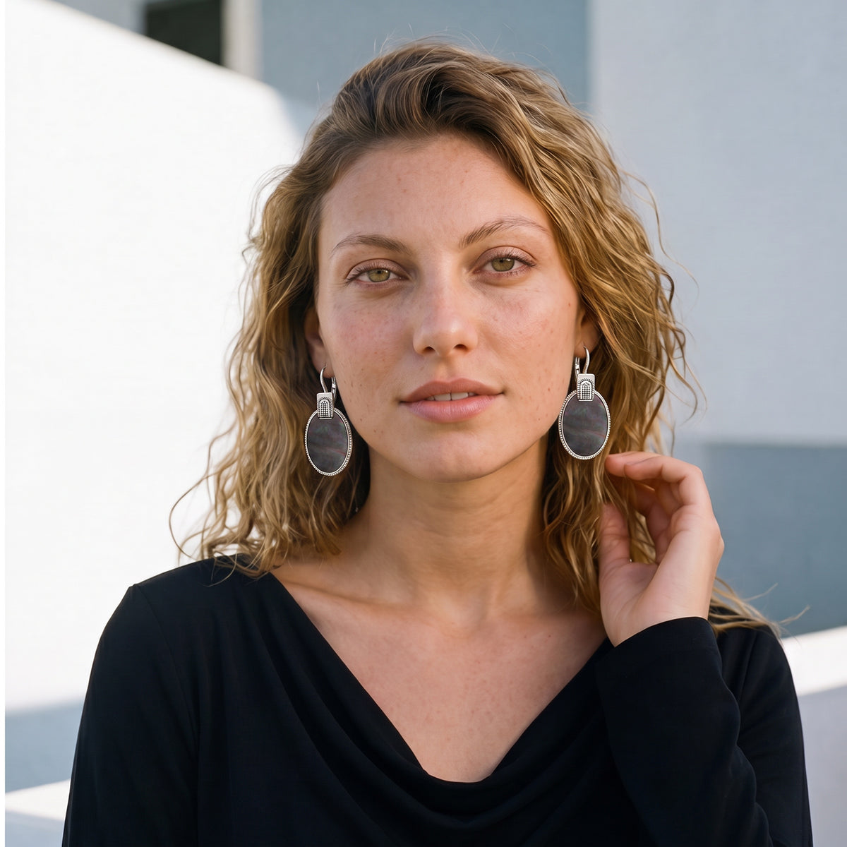 Ashanti pearl sleeper earrings – Grey