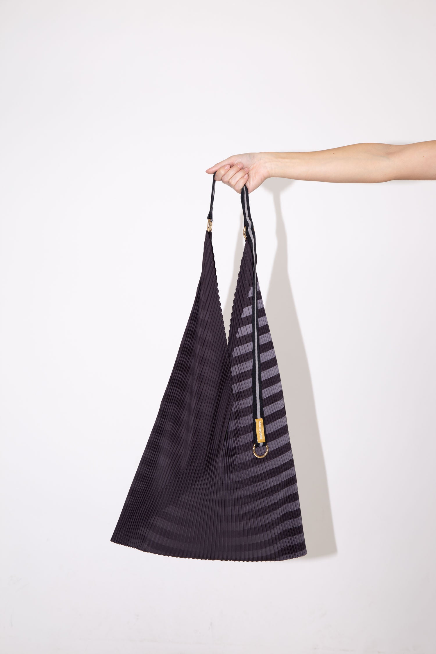 Pleated Y Bag Claudia Black