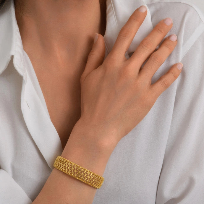 Betty Fine Cuff Bracelet In Gold-Plated Chiseled Metal – Gold