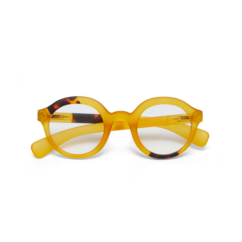 Lauro reading Round - Yellow