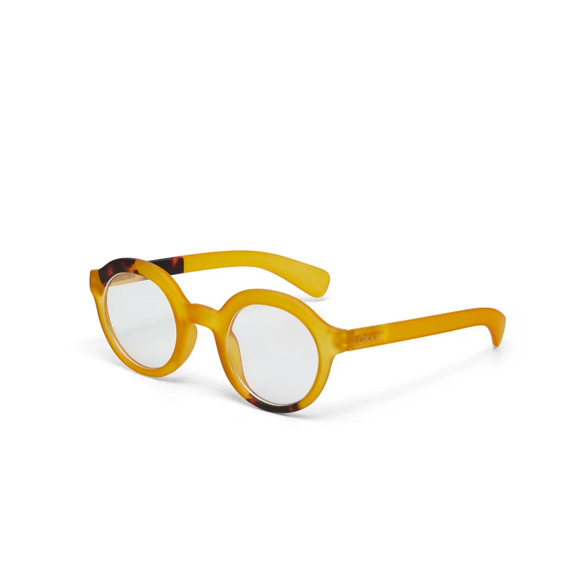 Lauro reading Round - Yellow