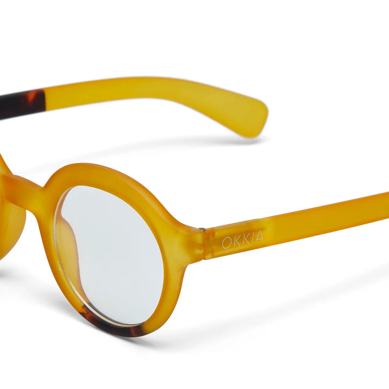 Lauro reading Round - Yellow